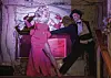 Gastgeberin Belle la Donna gemeinsam mit Performer Joshi Jonas auf der Bühne im Eventsaal des Hotel Reichshof.