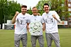 Die Meister-Trainer vom ETSV: Hubertus Reinecke (Co-Trainer), Jan-Philipp Rose (Trainer), und David Jendrzej (Torwarttrainer) mit Meisterschale