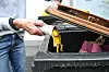 Nur in kleinen Mengen ein Fall für den Kompost: Wer sichergehen will, wirft Bananenschalen lieber in die Biotonne.