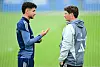 Daniel Elfadli steht auf dem Trainingsplatz neben HSV-Coach Merlin Polzin.