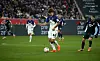 Luka Vuskovic dribbelt neben Andrej Kramaric