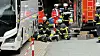 Mann wird unter Reisebus eingeklemmt – Rettungseinsatz