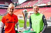 Anna Klink und Alexandra Popp stehen Seite an Seite mit dem DFB-Pokal in der Mitte