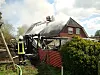 Flammen greifen von Carport auf Dach von Wohnhaus über. Großeinsatz in Hamdorf