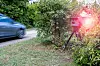 Ein mobiler Blitzer steht versteckt im Gebüsch (Symbolbild).