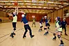 Spieler beim Inline Basketball werfen auf einen Korb