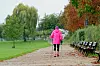 Frau beim Nordic Walking (Symbolbild).