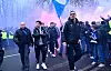 Merlin Polzin beim Fußmarsch an den HSV-Fans vorbei