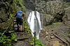 Ein Wanderer an einem Wasserfall im österreichischen Vorarlberg.