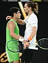 Carlos Alacaraz umarmt Alexander Zverev