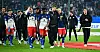 Die HSV-Profis gehen nach der Niederlage gegen Hoffenheim mit hängenden Köpfen über den Platz.