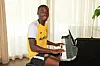 HSV-Neuzugang Kofi Amoako sitzt im Dresden-Trikot am Klavier