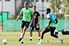 Micky van de Ven spielt neben Kofi Amoako und Niko Kovac einen Pass
