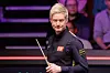Neil Robertson beäugt den Snooker Tisch