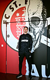Alexander Blessin vor einer St. Pauli-Wand