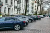 Reihe parkender Autos an einer Hamburger Straße vor weißen Altbauten und kahlen Bäumen