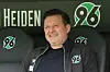 Christian Titz sitzt auf der Bank von Hannover 96