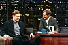David Letterman sitzt in seiner „Late Show“ neben dem jungen Conan O’Brien. Letterman galt jahrzehntelang als prägende Figur des US-Late-Night-Fernsehens, O’Brien startete später selbst als erfolgreicher Moderator durch.