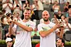 Kevin Krawietz und Tim Pütz zeigen ihre Trophäen am Rothenbaum