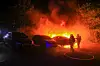 Feuerwehrleute löschen einen Fahrzeugbrand.