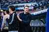 Eric Huwer und Merlin Polzin vor der HSV-Auswechselbank im Volksparkstadion