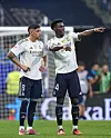 Federico Valverde and Aurelien Tchouameni geben sich Anweisungen