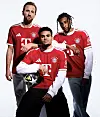 Harry Kane, Luis Diaz und Michael Olise posieren im neuen Trikot