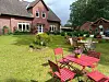 Hof mit roten Gartenmöbeln