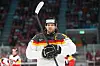 Eishockey-Profi Moritz Seider mit einem unglücklichen Gesichtsausdruck und Schläger in der Hand