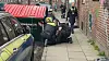 Nach einer Messerattacke in Hamburg Bahrenfeld kümmern sich Einsatzkräfte um eine verletzte Person.
