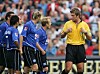 Robert Hoyzer manipuliert das Spiel des HSV gegen Paderborn, während die Spieler protestieren