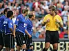 Robert Hoyzer manipuliert das Spiel des HSV gegen Paderborn, während die Spieler protestieren