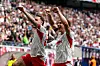 Willi Orban und David Raum bejubeln ein Tor für RB Leipzig gegen St. Pauli