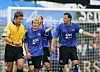 Robert Hoyzer manipuliert das Spiel des HSV gegen Paderborn, während die Spieler protestieren