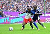 HSV-Profi Jean-Luc Dompé schirmt den Ball gegen Lyons Saël Kumbedi ab.