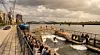 Gezeitenwelle (Kirchenpauerkai): Ebbe und Flut bringen Bewegung in die Elbe. Die Wellen wechseln mit der Tide ihre Richtung und machen den Fluss zum besonderen Ort für Sport und Surfen. Vor der Hafenkulisse wird die Kraft des Wassers direkt spürbar. (Visualisierung KI unterstützt)