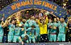 Die Mannschaft der MT Melsungen feiert bei der Siegerehrung