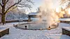Hayn-Spa (Haynspark): Im Haynspark wird das Planschbecken im Winter zum warmen Spa an der Alster. Dampfendes Wasser, der Blick auf Ufer und Himmel und die ruhige Lage machen den Ort zu einem besonderen Rückzugsraum. (Visualisierung KI unterstützt)