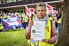 Petra Solterbeck demonstriert vor der Elbkinder Zentrale