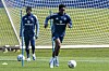 Jean-Luc Dompé und Albert Sambi Lokonga bei einer individuellen HSV-Einheit im Volkspark