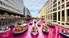 Fleetparade (Alsterfleet): Bunte Boote und die Blicke von den Brücken machen das Alsterfleet zum Ort für besondere Anlässe. Wenn sich Alster und Kanäle füllen, entsteht mitten in der Stadt ein lebendiges Fest auf dem Wasser. (Visualisierung KI unterstützt)