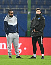 Daniel Thioune und Merlin Polzin stehen auf dem Spielfeld und schauen verzweifelt