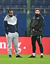 Daniel Thioune und Merlin Polzin stehen auf dem Spielfeld und schauen verzweifelt