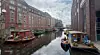 Fleethuus (Alsterfleet): Am Alsterfleet werden Hamburgs alte Wasserwege wieder belebt. Hausboote und schwimmende Stege schaffen neue Orte zum Wohnen und Leben direkt auf dem Wasser – mit einem Hauch von Amsterdam. (Visualisierung KI unterstützt)