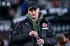 St. Pauli-Trainer Alexander Blessin schaut ernst
