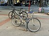 Durchgeflext, aber trotzdem angeschlossen: Dieser beschädigte Fahrradständer am Mühlenkamp sorgte bei Passanten für ratlose Blicke.
