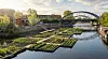 Billegarten (Schwarze Brücke): An der Schwarzen Brücke entsteht ein Garten auf dem Wasser. Schwimmende Plattformen tragen Salat und Gemüse, darunter reinigen Muschelbänke das Wasser. Im Kiosk kann die Ernte direkt vor Ort probiert werden. (Visualisierung KI unterstützt)