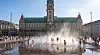 Klimaplatz (Rathausmarkt): Auf dem Rathausmarkt entsteht ein Platz aus Wasser, Nebel und Licht. Er kühlt die steinerne Fläche, lädt zum Verweilen ein und bleibt offen für Märkte, Feste und Begegnungen. (Visualisierung KI unterstützt)