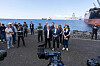 Eine Pressekonferenz im Hafen, wo das Kreuzfahrtschiff „Hondius“ vor Anker liegt