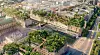 Schwammdach (Alsterarkaden): Über den Alsterarkaden entsteht ein begehbares Gründach mit Blick auf die Innenstadt. Es speichert Regenwasser, mildert Hitze und schafft einen kühlen Aufenthaltsort über den Dächern. (Visualisierung KI unterstützt)